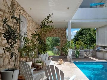 SE VENDE CASA RESIDENCIA EN EL CAMPANARIO QUERÉTARO CON ALBERCA FRENTE A PARQUE CON LAGOS