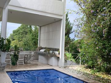SE VENDE CASA RESIDENCIA EN EL CAMPANARIO QUERÉTARO CON ALBERCA FRENTE A PARQUE CON LAGOS