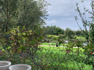 SE VENDE CASA RESIDENCIA EN EL CAMPANARIO QUERÉTARO CON ALBERCA FRENTE A PARQUE CON LAGOS