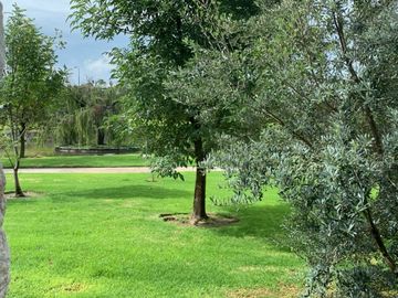 SE VENDE CASA RESIDENCIA EN EL CAMPANARIO QUERÉTARO CON ALBERCA FRENTE A PARQUE CON LAGOS