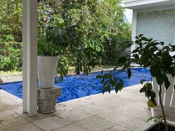 SE VENDE CASA RESIDENCIA EN EL CAMPANARIO QUERÉTARO CON ALBERCA FRENTE A PARQUE CON LAGOS