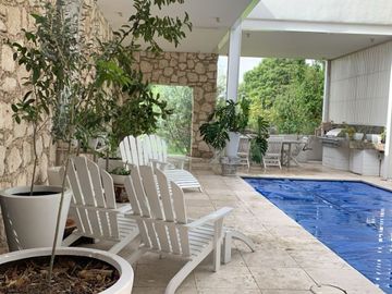 SE VENDE CASA RESIDENCIA EN EL CAMPANARIO QUERÉTARO CON ALBERCA FRENTE A PARQUE CON LAGOS