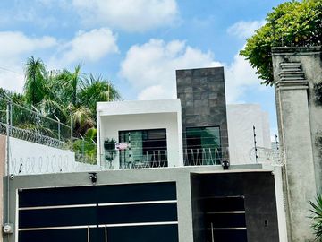 Casa en venta con alberca y seguridad