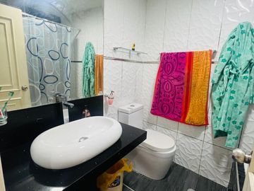 VENTA AMPLIO DEPARTAMENTO EN LAS GARDENIAS - SURCO