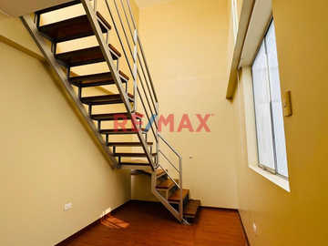Se Vende Iluminado Depa Con Balcon Tipo Duplex Con Azotea Libre (Aires) Bonita Vista Y Zona Segura