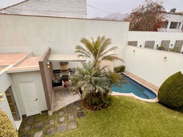 VENDO LINDA CASA CON PISCINA URB. SOL DE LA MOLINA