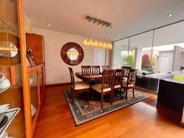 VENDO LINDA CASA CON PISCINA URB. SOL DE LA MOLINA