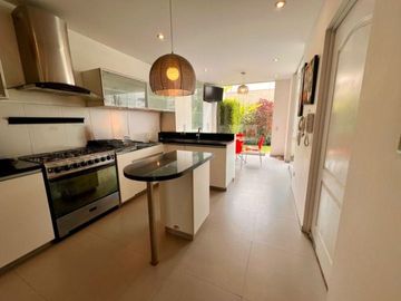 VENDO LINDA CASA CON PISCINA URB. SOL DE LA MOLINA