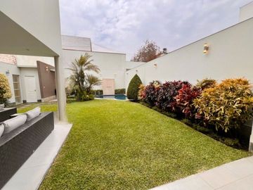 VENDO LINDA CASA CON PISCINA URB. SOL DE LA MOLINA
