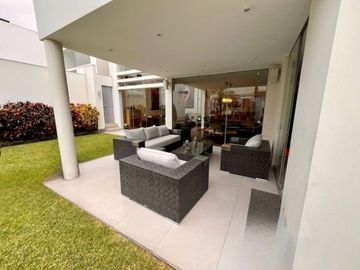 VENDO LINDA CASA CON PISCINA URB. SOL DE LA MOLINA