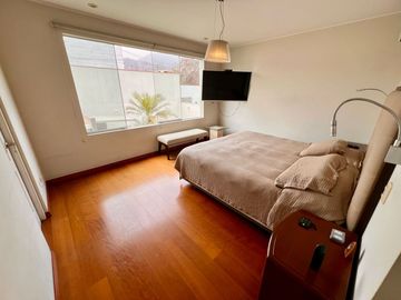 VENDO LINDA CASA CON PISCINA URB. SOL DE LA MOLINA