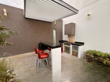 VENDO LINDA CASA CON PISCINA URB. SOL DE LA MOLINA