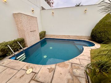 VENDO LINDA CASA CON PISCINA URB. SOL DE LA MOLINA