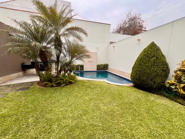 VENDO LINDA CASA CON PISCINA URB. SOL DE LA MOLINA