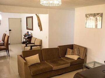OPORTUNIDAD!  Venta de Amplio Departamento, Ancón
