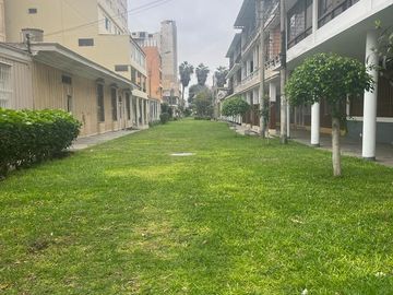 OPORTUNIDAD!  Venta de Amplio Departamento, Ancón