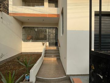 VENTA DE CASA CON LOCAL COMERCIAL – TRES PISOS- CARABAYLLO
