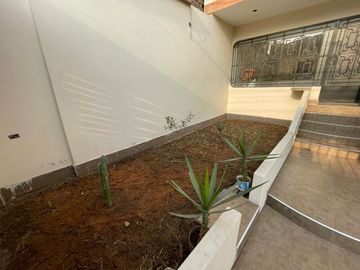 VENTA DE CASA CON LOCAL COMERCIAL – TRES PISOS- CARABAYLLO