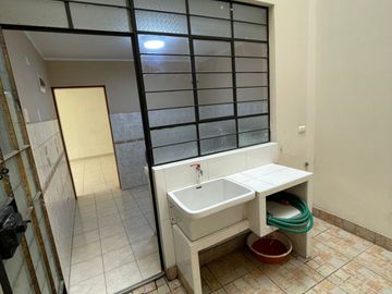 VENTA DE CASA CON LOCAL COMERCIAL – TRES PISOS- CARABAYLLO