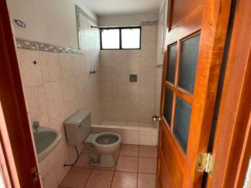 VENTA DE CASA CON LOCAL COMERCIAL – TRES PISOS- CARABAYLLO
