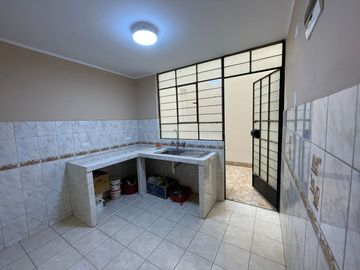 VENTA DE CASA CON LOCAL COMERCIAL – TRES PISOS- CARABAYLLO