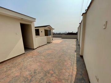 VENTA DE CASA CON LOCAL COMERCIAL – TRES PISOS- CARABAYLLO