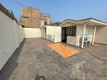 VENTA DE CASA CON LOCAL COMERCIAL – TRES PISOS- CARABAYLLO