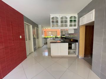 HERMOSA CASA - AT. 567 M2 - BUENA UBICACIÓN - SEGURIDAD