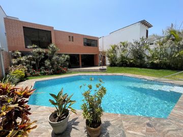 HERMOSA CASA - AT. 567 M2 - BUENA UBICACIÓN - SEGURIDAD