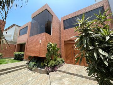 HERMOSA CASA - AT. 567 M2 - BUENA UBICACIÓN - SEGURIDAD