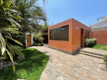 HERMOSA CASA - AT. 567 M2 - BUENA UBICACIÓN - SEGURIDAD