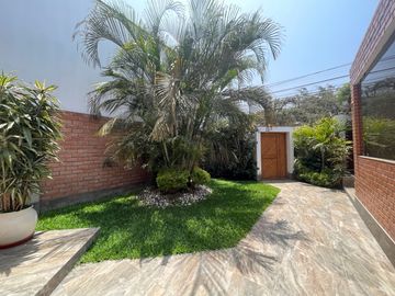 HERMOSA CASA - AT. 567 M2 - BUENA UBICACIÓN - SEGURIDAD