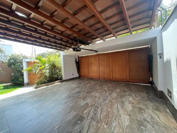 HERMOSA CASA - AT. 567 M2 - BUENA UBICACIÓN - SEGURIDAD