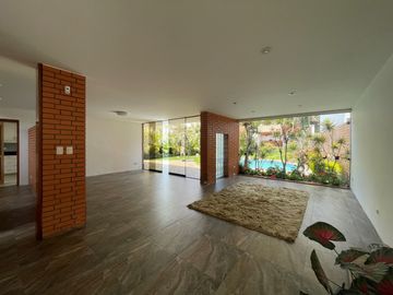 HERMOSA CASA - AT. 567 M2 - BUENA UBICACIÓN - SEGURIDAD