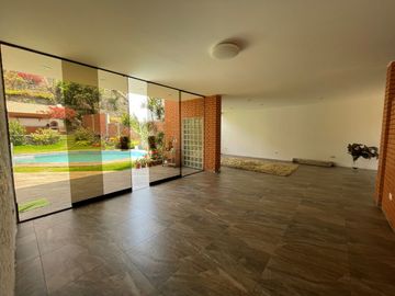 HERMOSA CASA - AT. 567 M2 - BUENA UBICACIÓN - SEGURIDAD