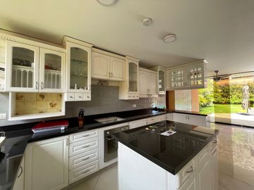 HERMOSA CASA - AT. 567 M2 - BUENA UBICACIÓN - SEGURIDAD