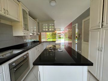 HERMOSA CASA - AT. 567 M2 - BUENA UBICACIÓN - SEGURIDAD