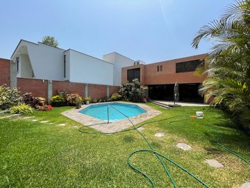 HERMOSA CASA - AT. 567 M2 - BUENA UBICACIÓN - SEGURIDAD
