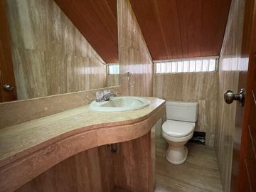 HERMOSA CASA - AT. 567 M2 - BUENA UBICACIÓN - SEGURIDAD