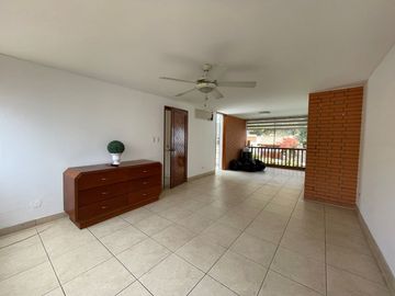 HERMOSA CASA - AT. 567 M2 - BUENA UBICACIÓN - SEGURIDAD