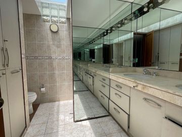 HERMOSA CASA - AT. 567 M2 - BUENA UBICACIÓN - SEGURIDAD