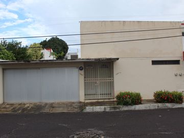 VENDO CASA UNA PLANTA EN FRACC. COSTA DE ORO  BUENA UBICACION