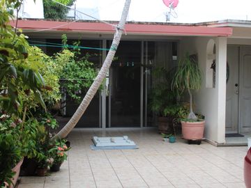 VENDO CASA UNA PLANTA EN FRACC. COSTA DE ORO  BUENA UBICACION