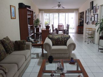 VENDO CASA UNA PLANTA EN FRACC. COSTA DE ORO  BUENA UBICACION