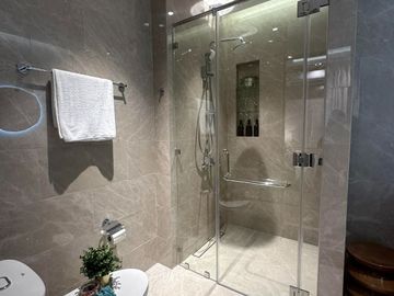Penthouse 4 Bedroom Luxury Unit at Bridgetowne Pasig