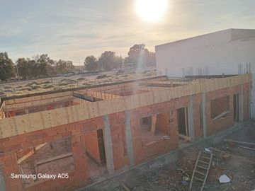 VENDO DUPLEX EN POZO - CENTENARIO - PERTICONE
