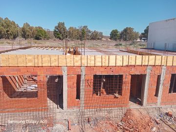 VENDO DUPLEX EN POZO - CENTENARIO - PERTICONE