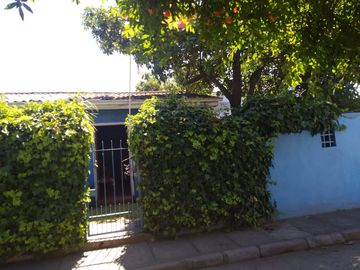 SE VENDE CASA 400M2, CENTRO DE TALCA , 3 DORMITORIOS Y UN BAÑO.