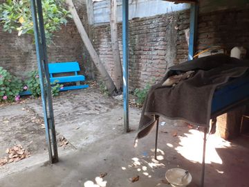 SE VENDE CASA 400M2, CENTRO DE TALCA , 3 DORMITORIOS Y UN BAÑO.