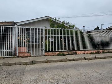CASA DE 3 DORMITORIOS, 1 BAÑO, AMPLIO PATIO. A 3 CUADRAS DE AV. VALPARAÍSO, PARADERO 12